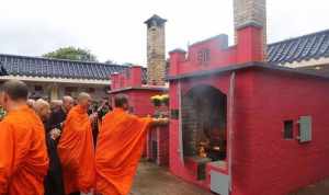 香港宝莲法师 香港宝莲寺是火葬场么