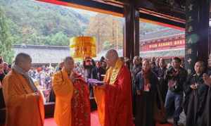 塔院寺上师供念诵高清视频 法师去塔院上供