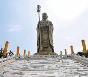 医生山上采药埋葬白骨，夜里女鬼梦中报恩是什么电影 贵州有哪些寺庙繁体字的