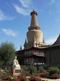 请说明张掖大佛寺的殿堂布局特点 文殊菩萨造像的发现