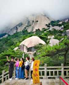 一柱擎天的山峰在哪里 一柱擎天寺庙