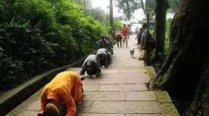 姨妈来了能磕头祭祖嘛 来月经寺庙磕头