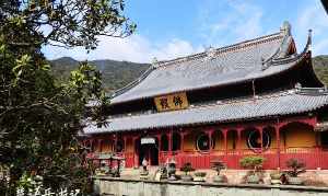 宁波东钱湖有哪些寺院 宁波东钱湖游玩