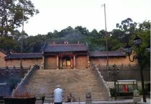 东莞黄旗山观音古寺 东莞黄旗山观音古寺有个墓