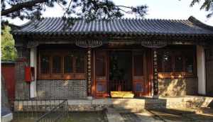 泰山附近有没有佛教寺院 泰山附近有没有佛教寺院啊