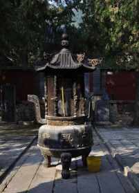 泰山附近有没有佛教寺院 泰山附近有没有佛教寺院啊