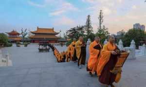 寺庙绑五彩手绳是干嘛 寺院法会出现五彩