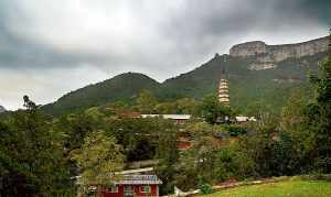 灵岩寺寺庙的总体特征 灵岩寺位于