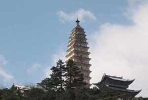 鸡足山报恩寺义工 鸡足山报恩寺是正规的寺院