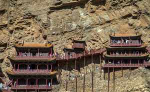 建在山壁上的寺庙 在山壁上面的寺庙