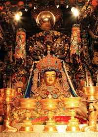 西藏寺庙的等身佛像 西藏的等身长头