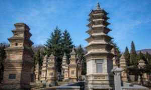 登峰嵩山寺庙会杂样 嵩山峰顶