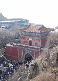 山上的寺院的楼真高啊仿写句子 在山上的寺院