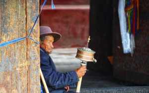 经书要放到寺庙 寺庙里的经书拿回家会不会不吉利