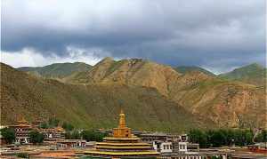 夏河县寺院附近人家干活多的地方 夏河县各寺院