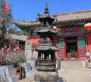 寺庙左门进还是右门进 寺庙左右门代表什么意思