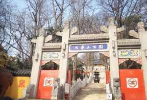 在寺庙为亡故的人供奉牌位 中元节在寺庙为故去的亲人摆上牌位祭奠