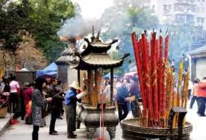 春节习俗，祭祖拜神上香有哪些讲究 烧香拜菩萨宗教