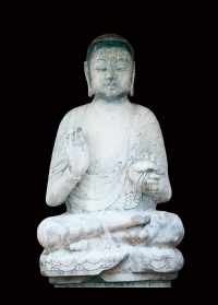 佛教起源于释迦牟尼对人生的思考，释迦牟尼出身于贵胄之家，享尽荣华富贵之后，开始追求解脱，他的解脱方式很奇怪——抛弃妻子、独居修行、不承担社会责任。他的目的是心灵的绝对自由 现在佛教和释迦牟尼说的是一样吗