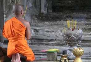 为什么泰国僧人坐在油锅里几分钟都没事 在日本鬼和妖怪有什么区别