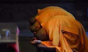 和尚念经有说法吗 现在僧人修行以诵经拜佛为主，当初佛祖讲经时，僧人诵经拜佛吗