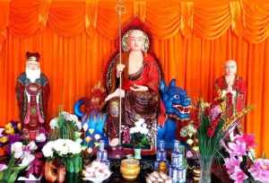 菩萨当中只有地藏菩萨是以僧相显现的吗？你怎么看 西方三圣和娑婆三圣有什么区别