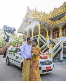 缅甸和泰国隔条河的地方 和尚与婚礼在缅甸