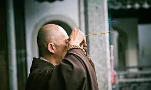 现在僧人修行以诵经拜佛为主，当初佛祖讲经时，僧人诵经拜佛吗 寺庙里听和尚念经