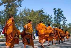 为什么泰国僧人坐在油锅里几分钟都没事 泰国有名的和尚